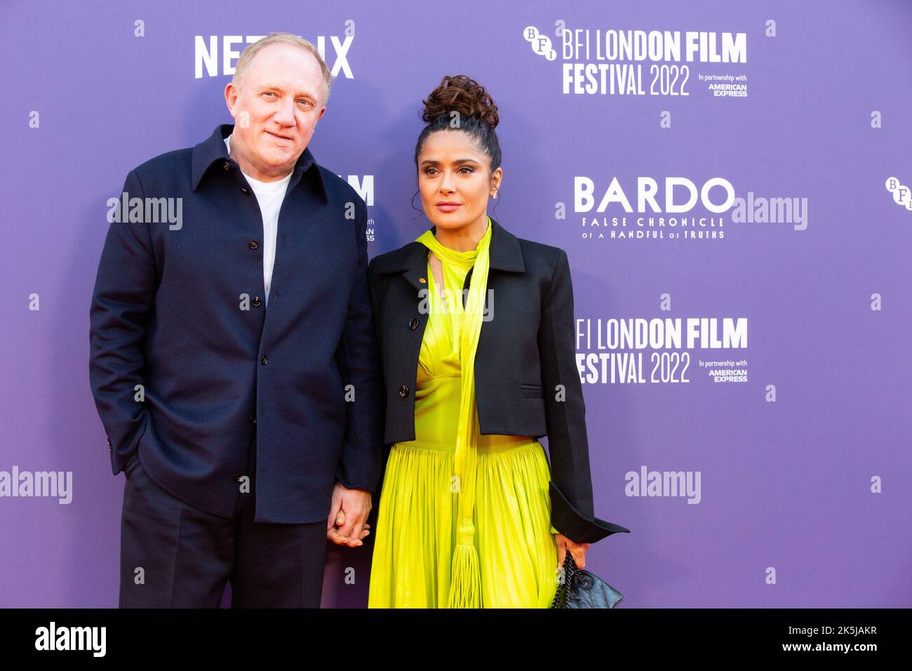 Londres, Royaume-Uni. 08th octobre 2022. Salma Hayek (R) et son mari François-Henri Pinault assistent à la première du Royaume-Uni « Bardo, False Chronicle of A Handle of Truths » lors du BFI London film Festival 66th au Southbank Centre Royal Festival Hall. (Photo par Pietro Recchia/SOPA Images/Sipa USA) crédit: SIPA USA/Alay Live News Banque D'Images