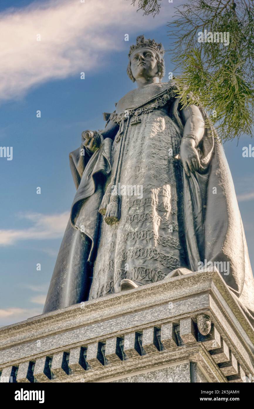 La statue de la reine Victoria se distingue contre le ciel devant l'édifice du Parlement de la Colombie-Britannique, à Victoria, au Canada. Banque D'Images