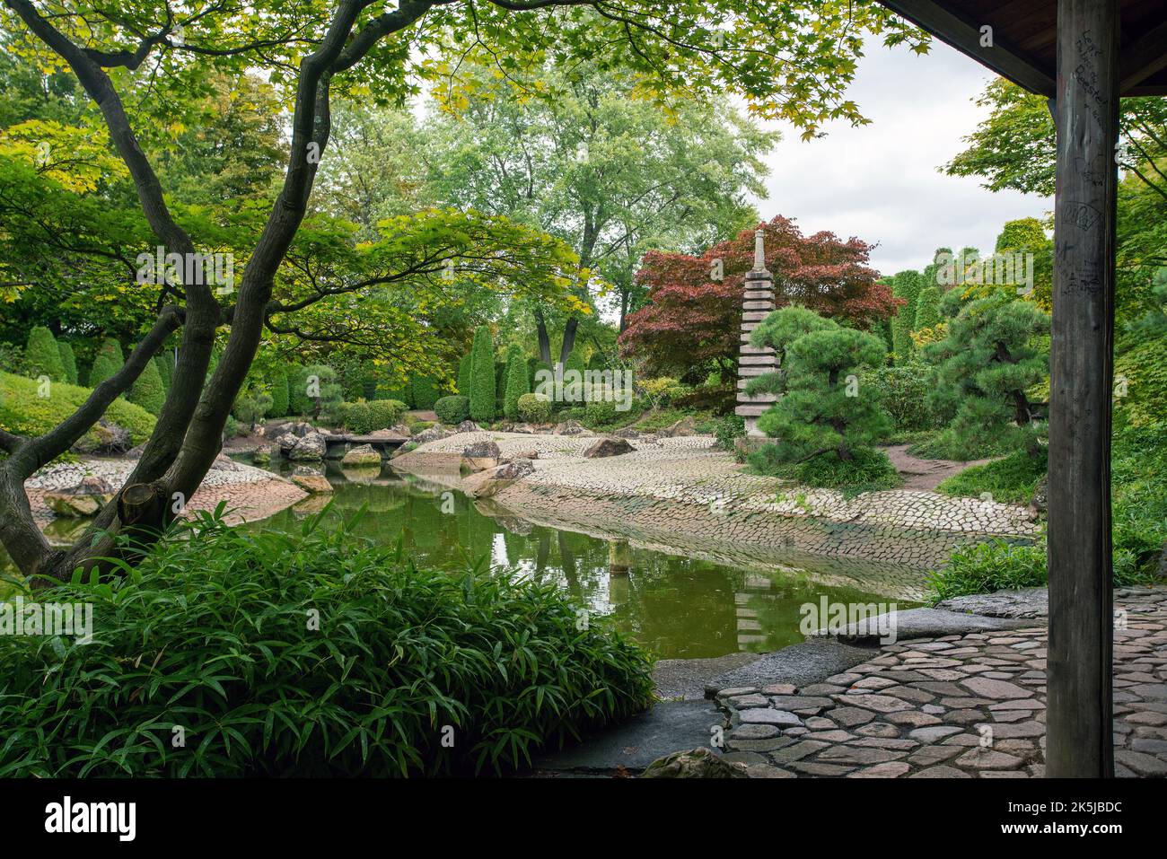 Vue incroyable sur le jardin japonais à Bonn avec étang, lanterne en pierre, carpes Koi, et les temples japonais, et pavillon - début de l'automne dans le nord du Rhin Westph Banque D'Images