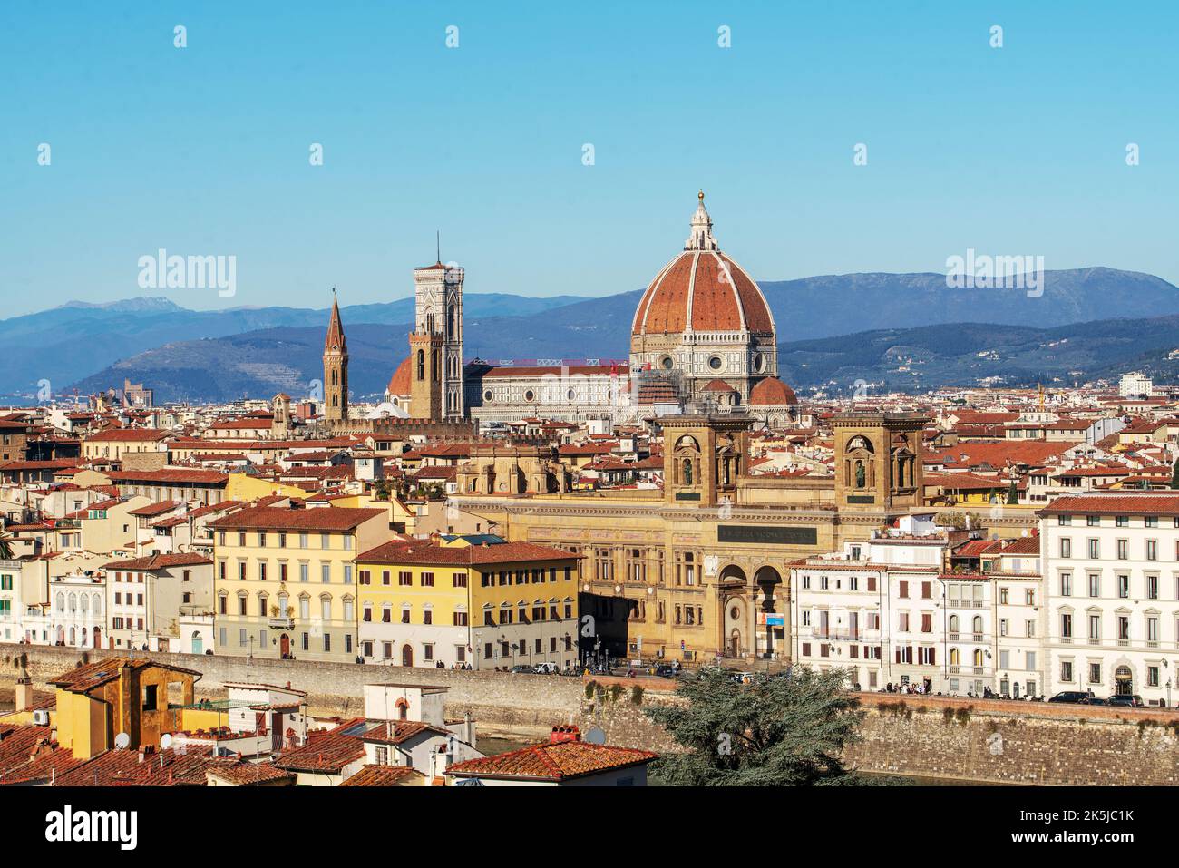 Le dôme rouge de la cathédrale était alors le plus grand du monde, 45 mètres de diamètre et 100 mètres de haut, et devint bientôt le symbole de Florence - Banque D'Images