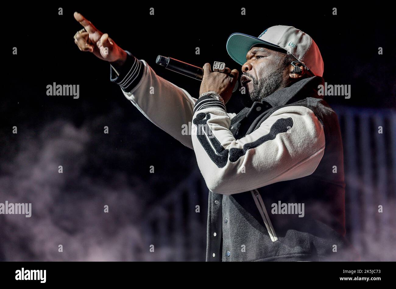 Hambourg, Allemagne. 08th octobre 2022. LE rappeur AMÉRICAIN Curtis '50 cent' Jackson se produit sur scène lors de son concert à la Barclaycard Arena. Jackson joue trois concerts en Allemagne. Le fondateur de G-Unit se présente à Stuttgart et Munich en octobre. Credit: Axel Heimken/dpa/Alay Live News Banque D'Images