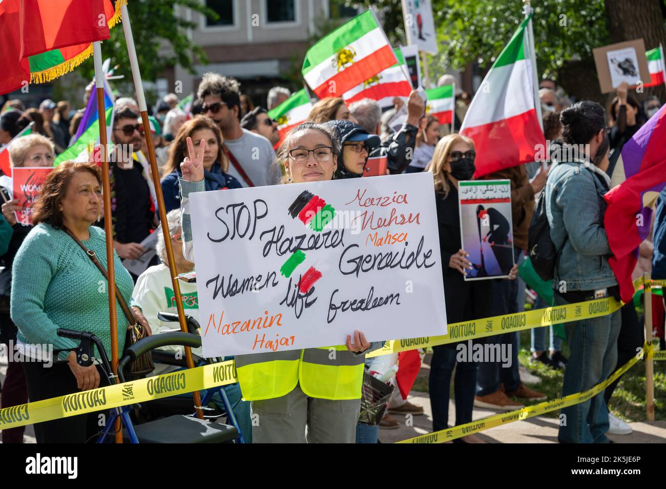 Washington, États-Unis. 08th octobre 2022. Des manifestants se rassemblent sur la place Farragut pour protester contre le gouvernement iranien après la mort de Mahsa Amini, sur 8 octobre 2022 à Washington, DC Amini était un homme de 22 ans qui est décédé en détention provisoire en Iran après avoir été détenu pour ne pas avoir adhéré à un code vestimentaire imposé par le gouvernement iranien. (Photo par Matthew Rodier/Sipa USA) crédit: SIPA USA/Alay Live News Banque D'Images