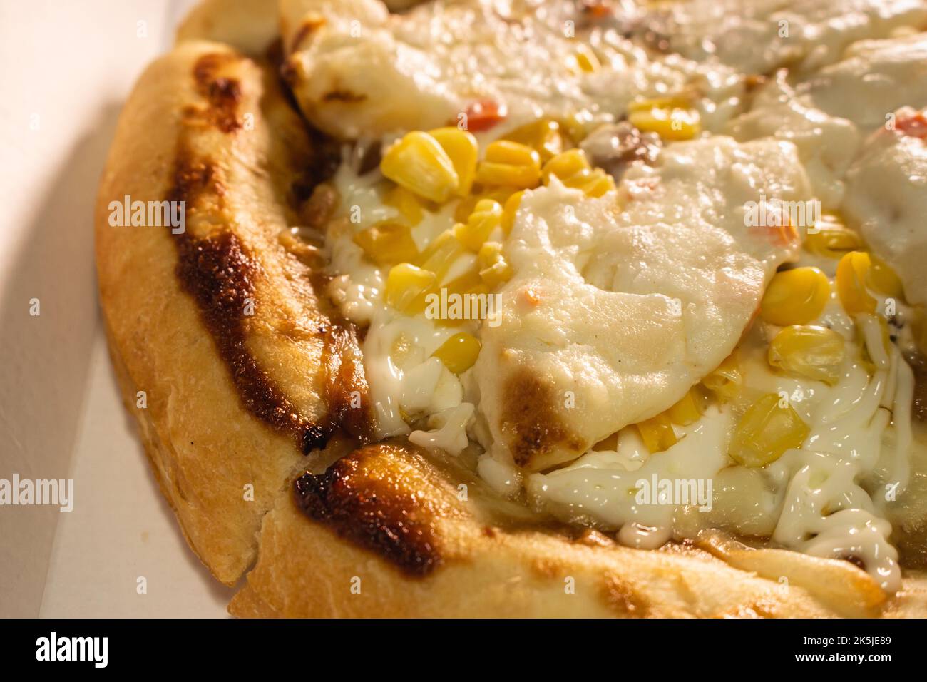 Gros plan de la pizza livrée dans une boîte. Livraison pizza saine alimentation concept Banque D'Images