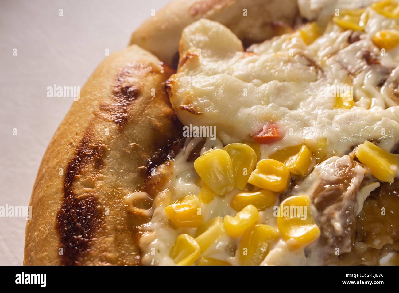 Gros plan de la pizza livrée dans une boîte. Livraison pizza saine alimentation concept Banque D'Images