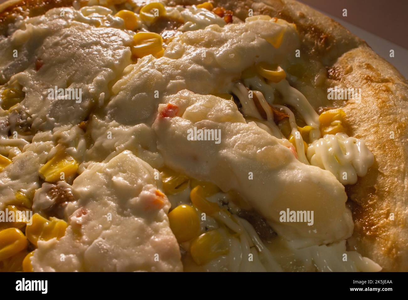 Gros plan de la pizza livrée dans une boîte. Livraison pizza saine alimentation concept Banque D'Images