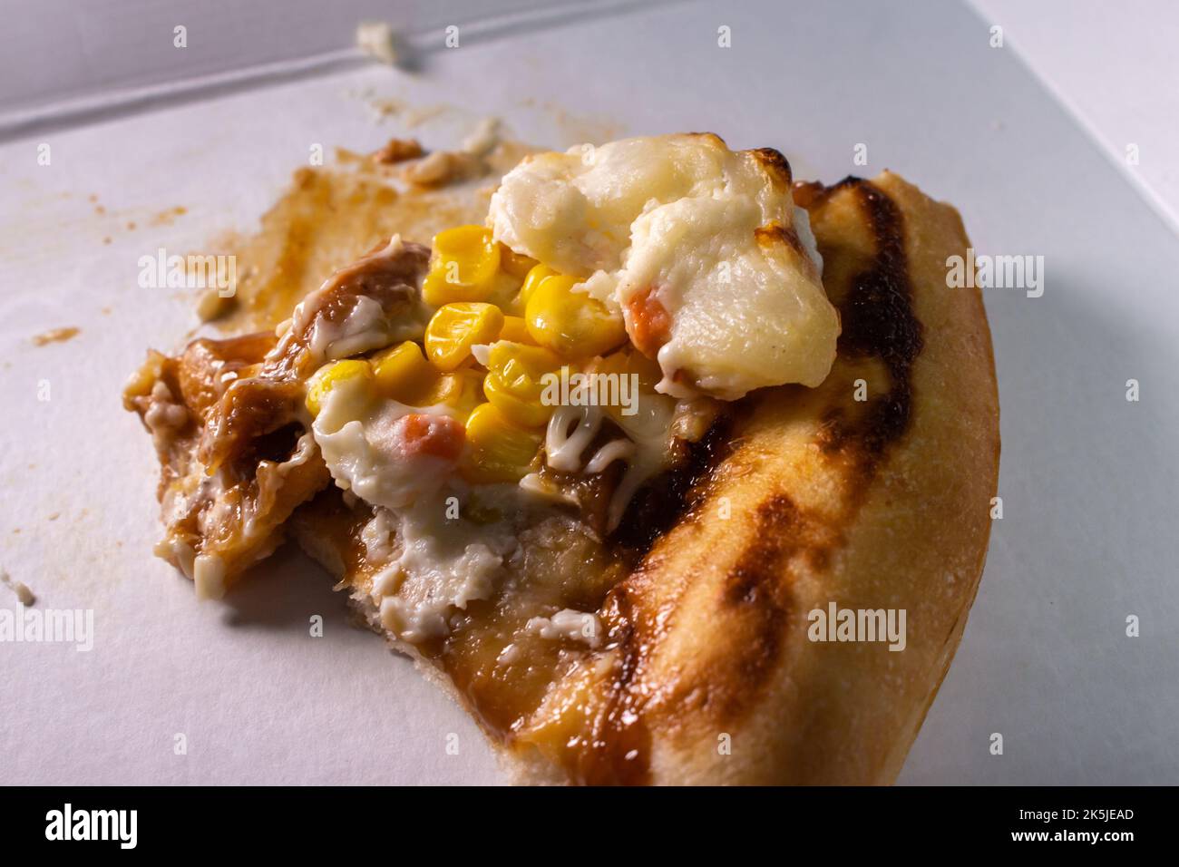 Une tranche de pizza restante dans une boîte. Livraison pizza saine alimentation concept Banque D'Images