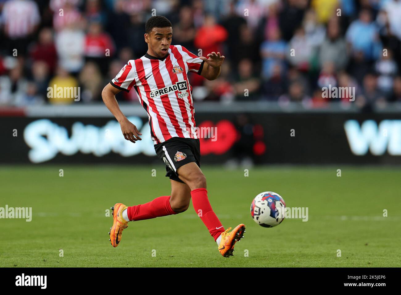 Swansea, Royaume-Uni. 08th octobre 2022. Jewison Bennette de Sunderland en action. Match de championnat EFL Skybet, Swansea City v Sunderland au stade Swansea.com de Swansea, pays de Galles, le samedi 8th octobre 2022. Cette image ne peut être utilisée qu'à des fins éditoriales. Utilisation éditoriale uniquement, licence requise pour une utilisation commerciale. Aucune utilisation dans les Paris, les jeux ou les publications d'un seul club/ligue/joueur. photo par Andrew Orchard/Andrew Orchard sports Photography/Alamy Live News crédit: Andrew Orchard sports Photography/Alamy Live News Banque D'Images