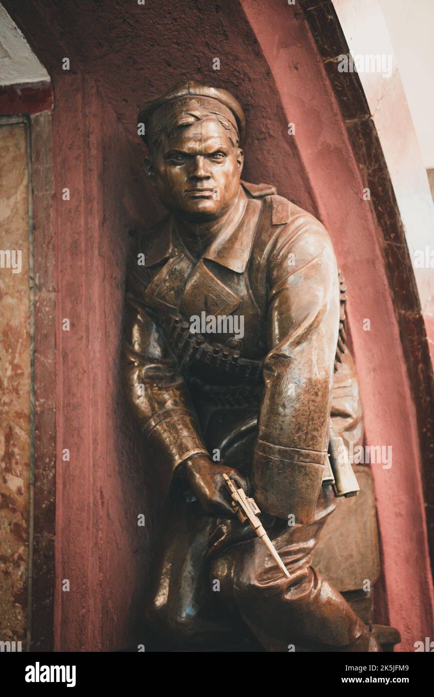 Décoration patriotique de l'époque soviétique dans le métro de Moscou. Russie. Banque D'Images