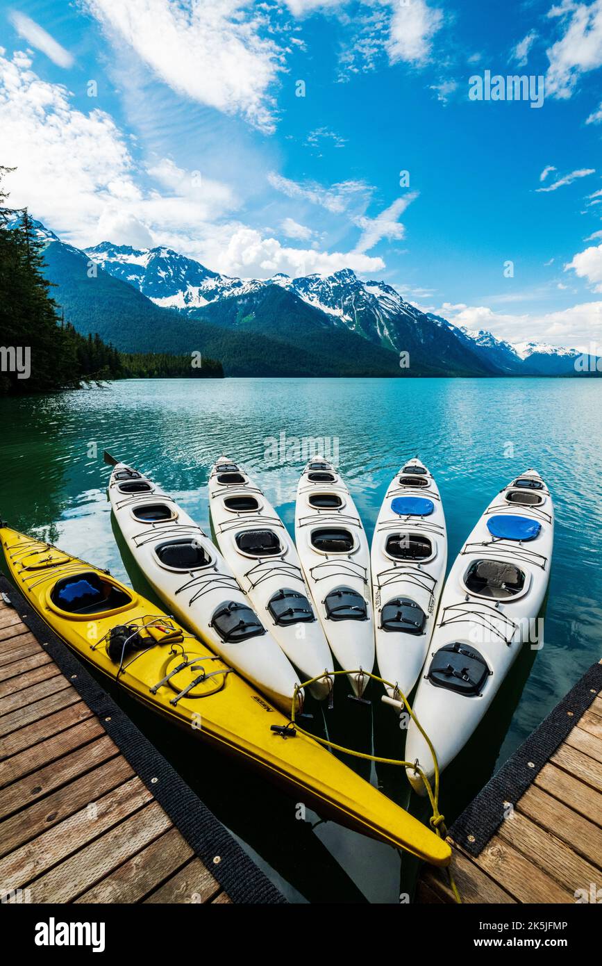 Kayaks colorés; Chilkoot Lake; Chilkoot State Recreation site; Coast Mountains; Haines; Alaska; États-Unis Banque D'Images