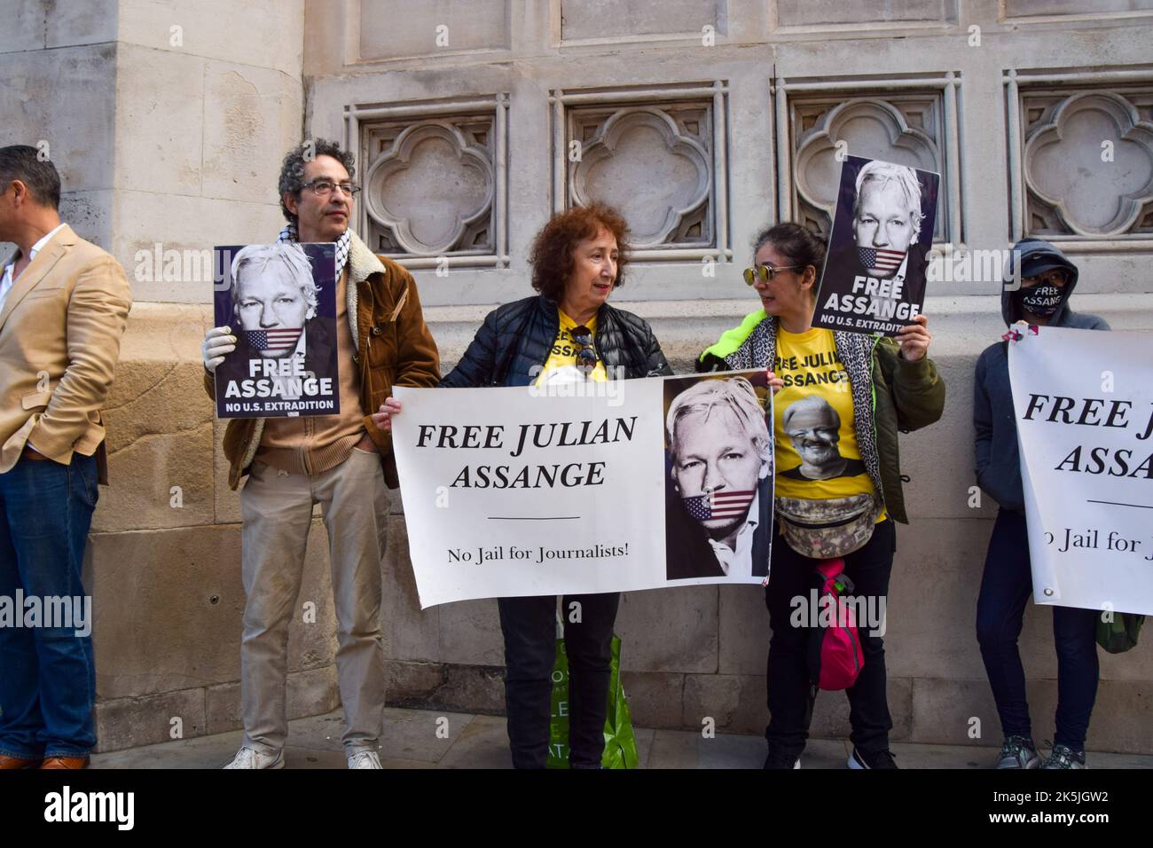 Londres, Royaume-Uni. 8th octobre 2022. Des milliers de personnes ont formé une chaîne humaine autour des chambres du Parlement exigeant que le gouvernement britannique libère le fondateur de WikiLeaks, Julian Assange. Credit: Vuk Valcic/Alamy Live News Banque D'Images