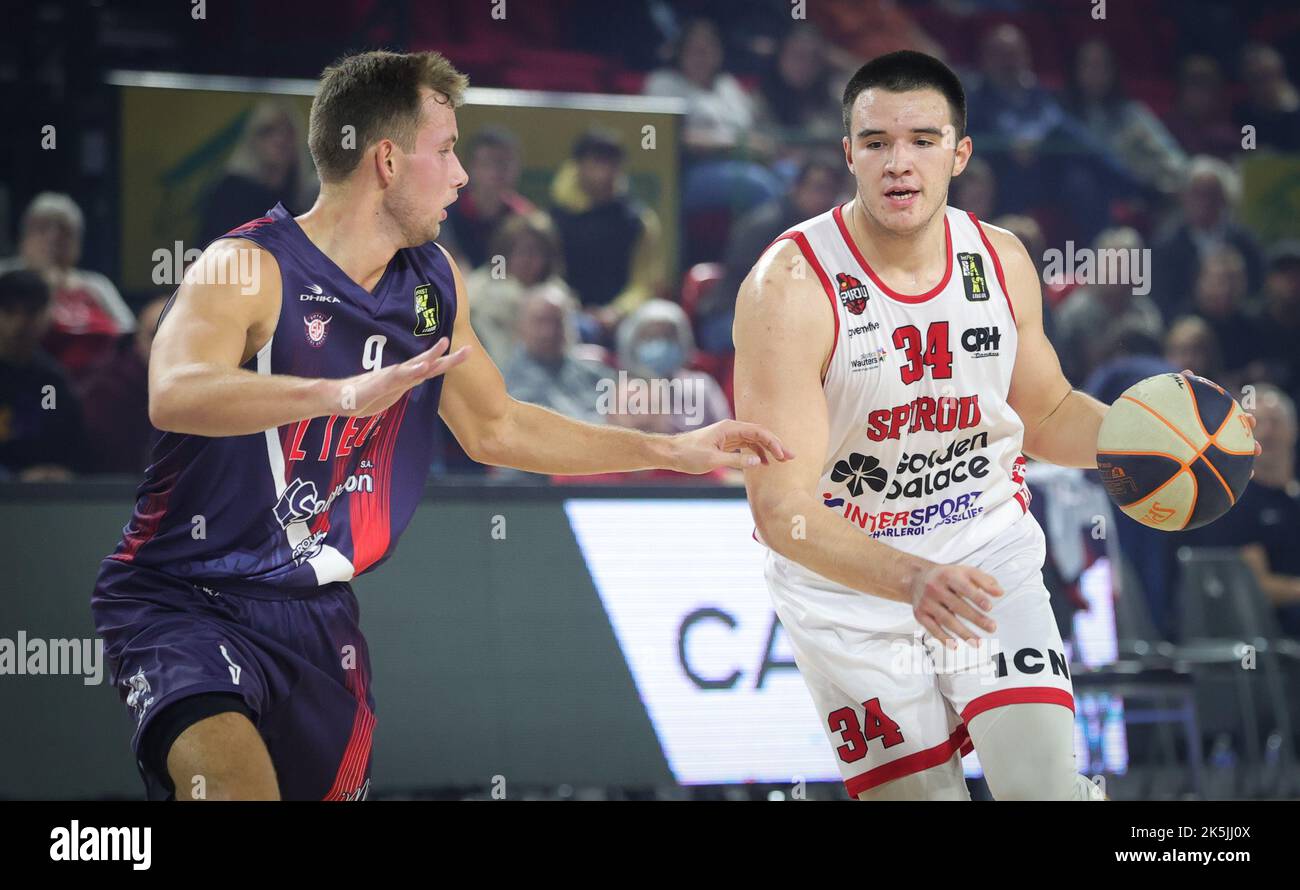 Bram Bogaerts de Liège et Bine Prepelic de Spirou combattent pour le ballon lors d'un match de basket-ball entre Spirou Charleroi et RSW Liège Panier, samedi 08 octobre 2022 à Charleroi, le 02 jour de la National Round Belgium dans le championnat belge de la première division de la Ligue BNXT. BELGA PHOTO VIRGINIE LEFOUR Banque D'Images