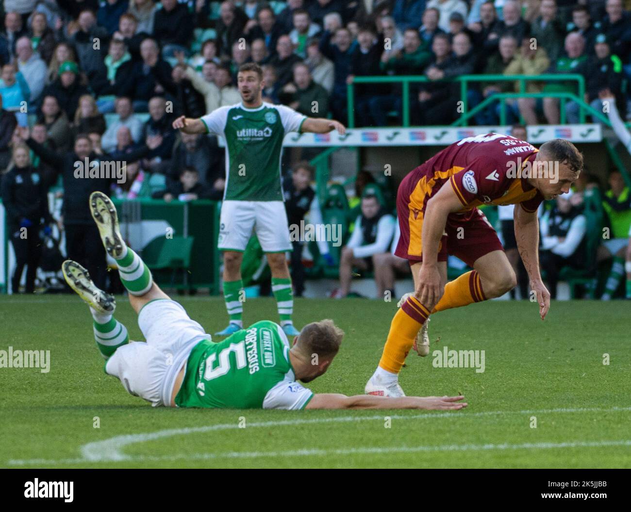 Édimbourg, Royaume-Uni. 08th octobre 2022. Cinch Premiership - Hibernian / Motherwell 08/10/2022. Le jeu Hibernian accueille Motherwell dans le Cinch Premiership au Easter Road Stadium, Edimbourg, Midlothian, Royaume-Uni. Pic shows: HibsÕ Center-back, Ryan Porteous, est ramené à l'extérieur de la boîte par Motherwell avant, Connor Shields. Crédit : Ian Jacobs/Alay Live News Banque D'Images