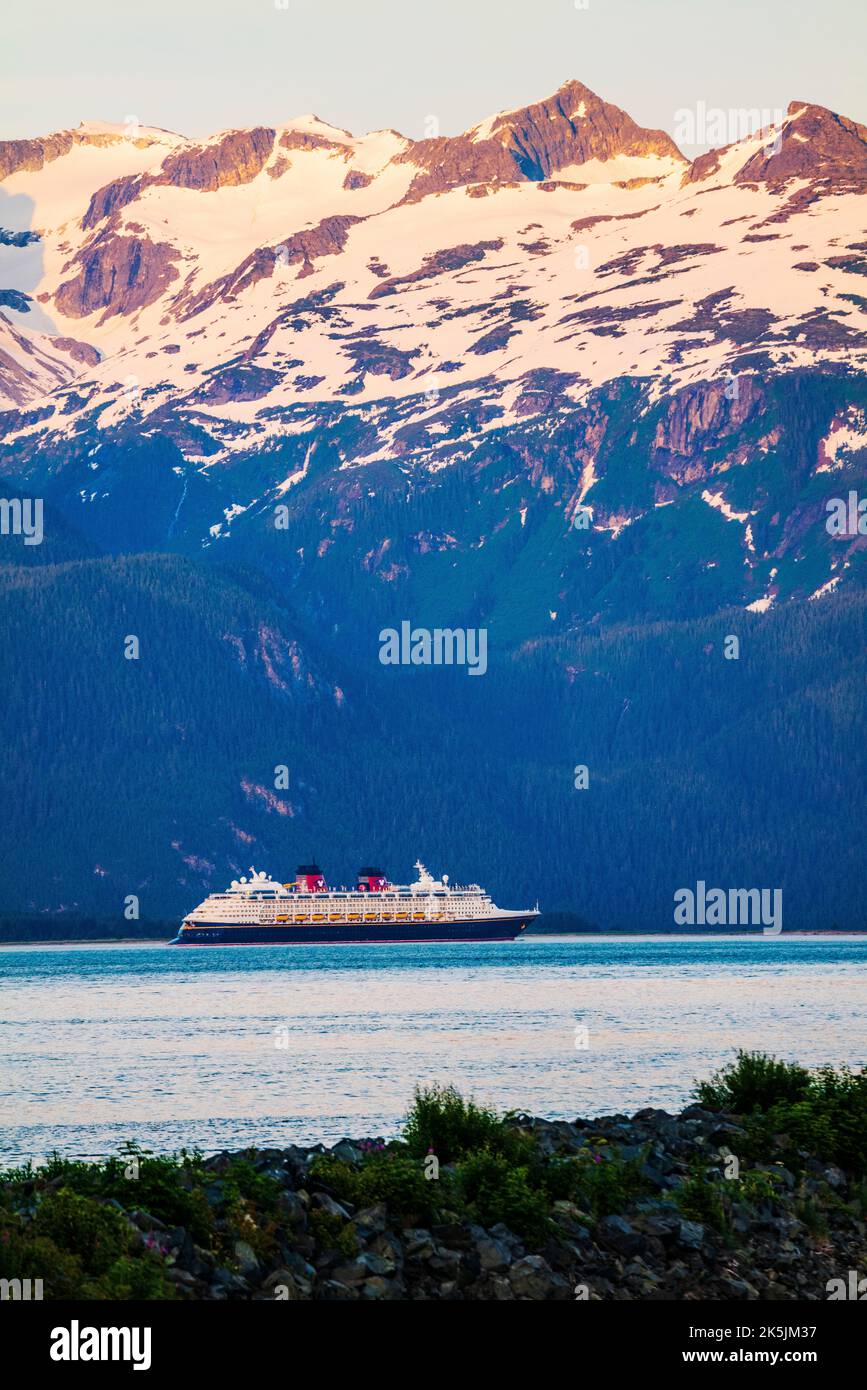 Bateau de croisière; Chilkoot Inlet; Coast Mountains; Haines; Alaska; ÉTATS-UNIS Banque D'Images