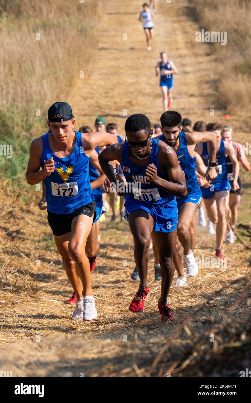 Abbotsford, Canada. 8th octobre 2022. De gauche à droite sur la photo, Daniel Damian de Victoria Vikes et Bill Makwae de UBC Thunderbirds grimpent une colline dans la course universitaire/Open pour hommes au 2022 TWU Cross Country Open. Credit: Zhengmu Wang/Alay Live News Banque D'Images