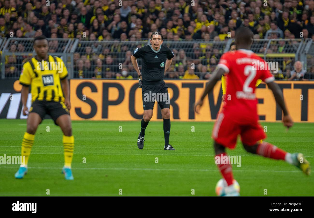 Dortmund, Rhénanie-du-Nord-Westphalie, Allemagne. 8th octobre 2022. Arbitre DENIZ AYTEKIN (au centre) montres jouer dans le Borussia Dortmund vs FC Bayern Munich match dans le signal Iduna Park à Dortmund, Allemagne sur 8 octobre 2022. (Credit image: © Kai Dambach/ZUMA Press Wire) Credit: ZUMA Press, Inc./Alamy Live News Banque D'Images