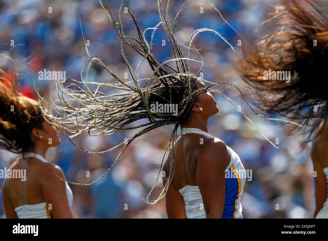 Pasadena, États-Unis. 8th octobre 2022. Les cheerleaders de l'UCLA se disputant un match de football universitaire de la NCAA contre l'Utah samedi 8 octobre 2022 à Pasadena, Californie (Credit image: © Ringo Chiu/ZUMA Press Wire) Banque D'Images