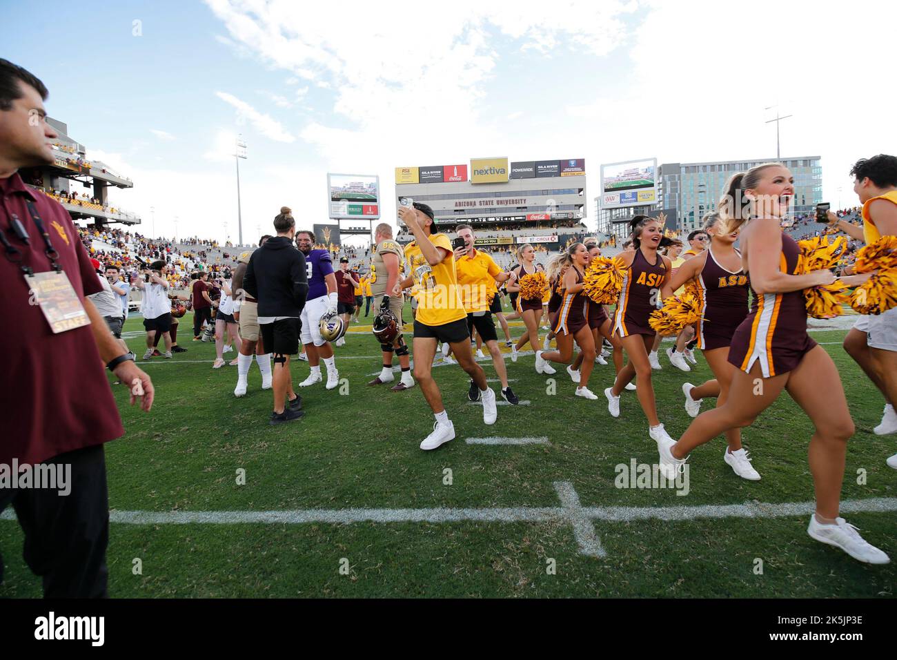 Tempe, Arizona, États-Unis. 8th octobre 2022. Les fans du Sun Devils de l'État de l'Arizona célèbrent sur le terrain après le match de football de la NCAA entre les Washington Huskies et les Arizona Sun Devils au Sun Devil Stadium de Tempe, en Arizona. Michael Cazares/Cal Sport Media. Crédit : csm/Alay Live News Banque D'Images