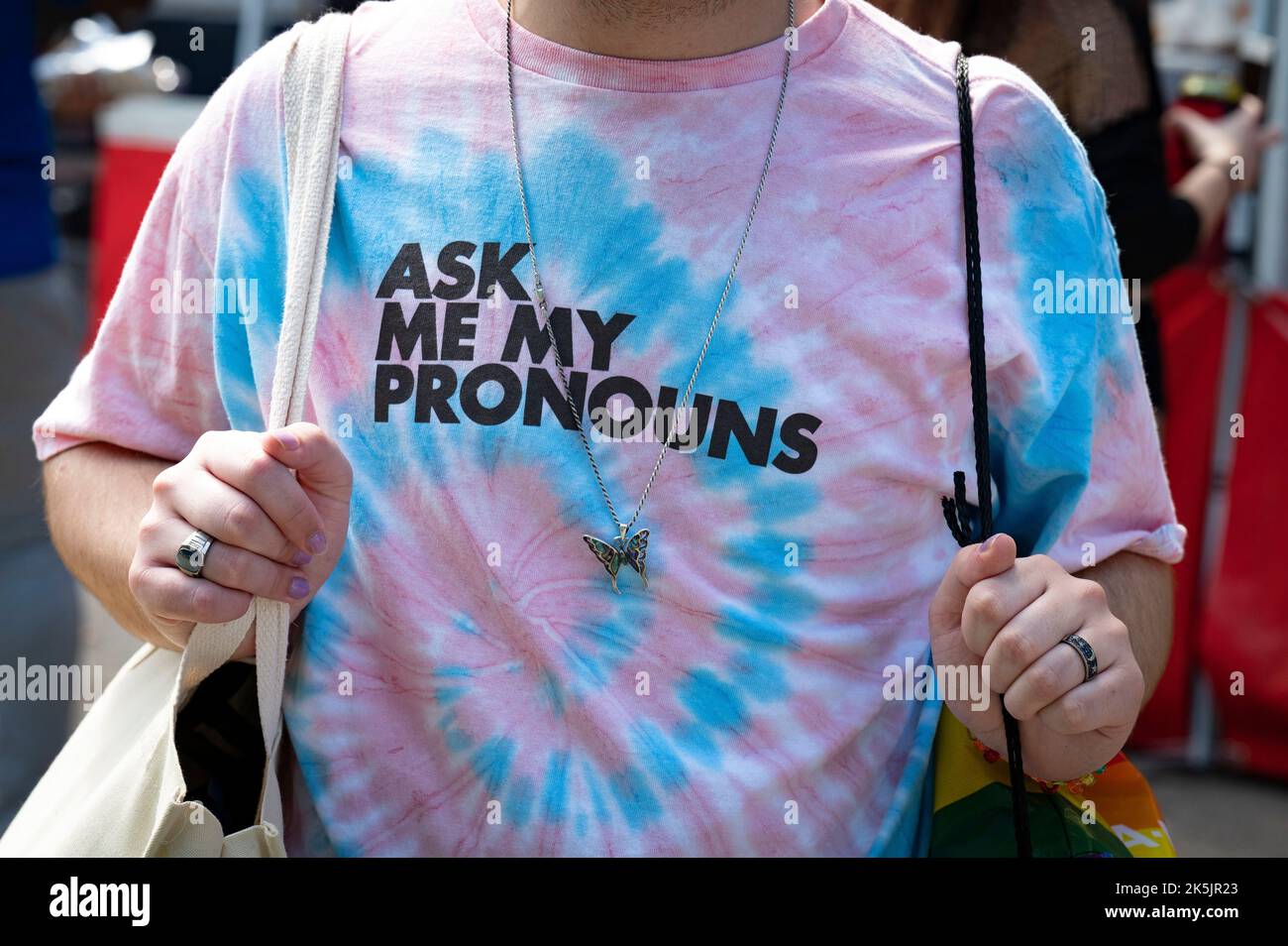 Atlanta, Géorgie, États-Unis. 8th octobre 2022. Des milliers de personnes de la communauté LGBTQ de la région et leurs supporters se rassemblent au Piedmont Park d'Atlanta pour le festival annuel de la fierté de la ville.en photo : un individu transgenre porte une chemise qui dit Me demander mes Pronoms (Credit image: © Robin Rayne/ZUMA Press Wire) Banque D'Images