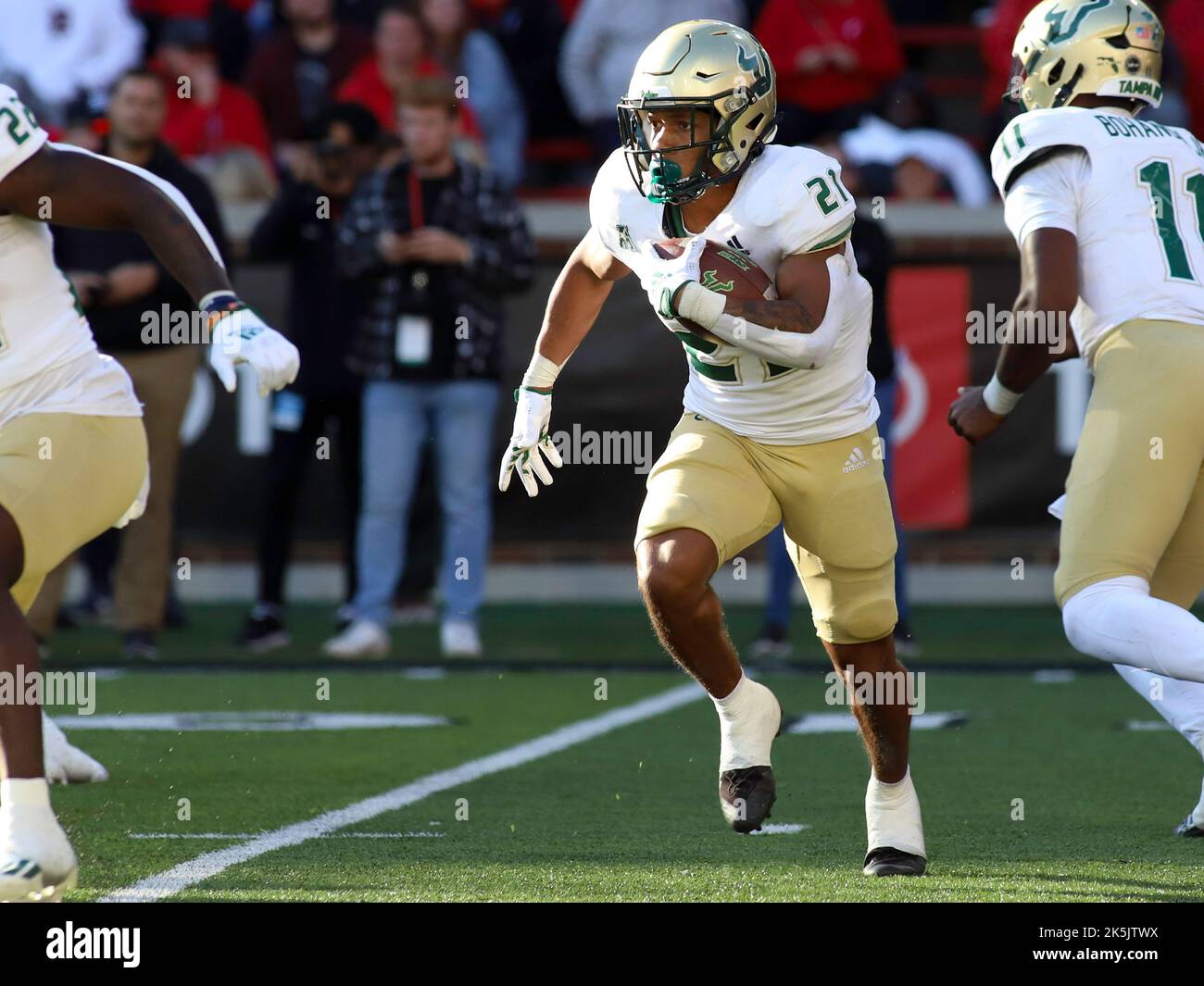 8 octobre 2022: RB Brian Battle of the South Florida Bulls dirige le ballon lors d'un match de football de la NCAA entre les Cincinnati Bearcats et les Indiana Hoosiers au stade Nippert à Cincinnati, Ohio. Kevin Schultz/CSM/Sipa USA(Credit image: © Kevin Schultz/Cal Sport Media/Sipa USA) Banque D'Images