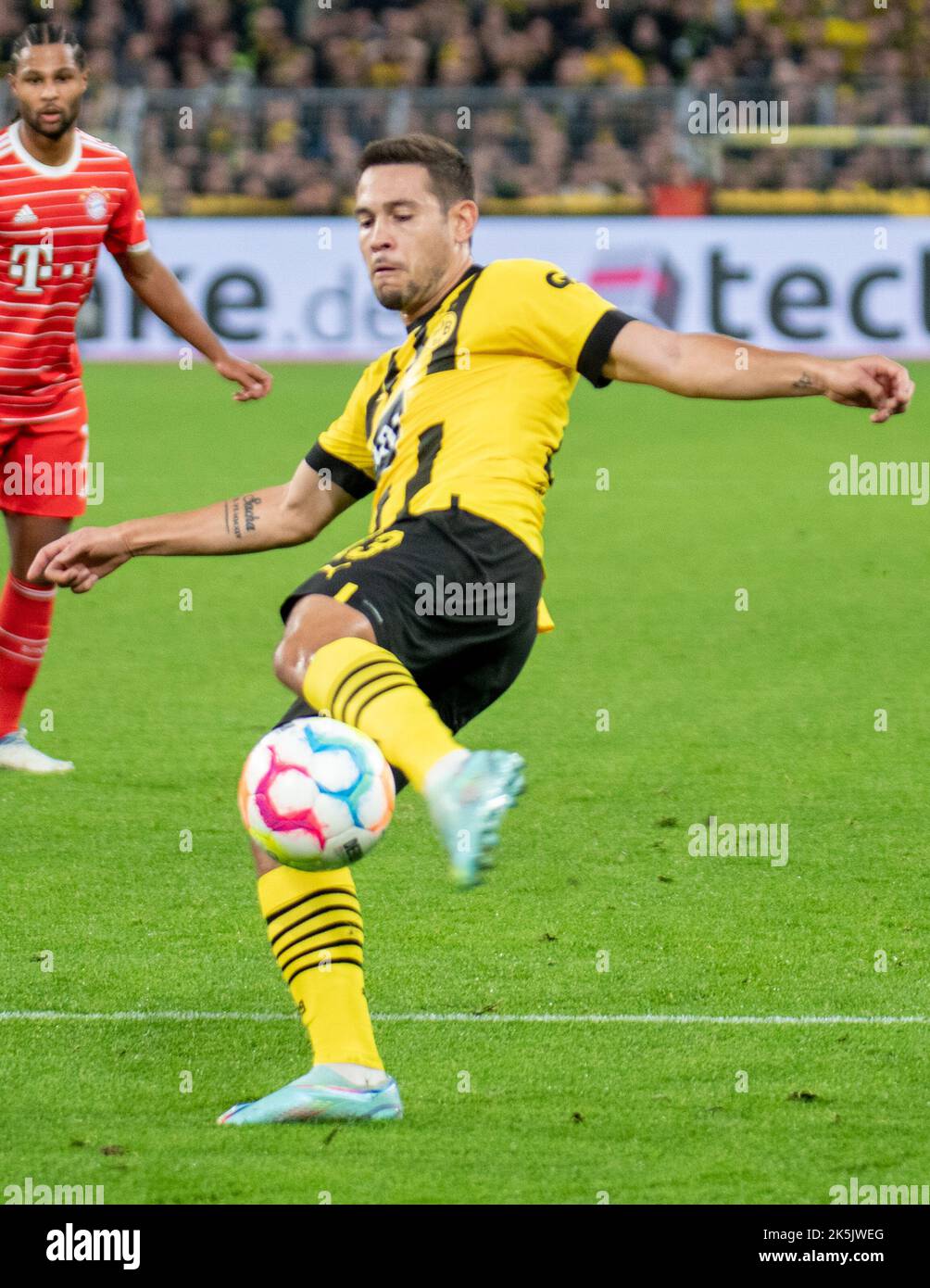 Dortmund, Rhénanie-du-Nord-Westphalie, Allemagne. 8th octobre 2022. RAPHAËL GUERREIRO (13) de Borussia Dortmund tente une passe dans le Borussia Dortmund contre FC Bayern Munich match dans le signal Iduna Park à Dortmund, Allemagne sur 8 octobre 2022. (Credit image: © Kai Dambach/ZUMA Press Wire) Credit: ZUMA Press, Inc./Alamy Live News Banque D'Images