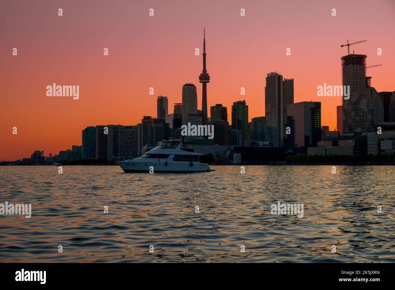 Paysage urbain du centre-ville de Toronto avec gratte-ciel, yacht blanc et ciel de coucher de soleil couleur incroyable. Ontario, Canada Banque D'Images
