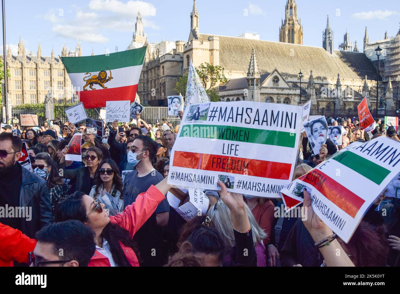 Londres, Royaume-Uni. 08th octobre 2022. Les manifestants tiennent des pancartes de la « liberté de la vie des femmes » aux couleurs du drapeau iranien pendant la manifestation. Des milliers d'Iraniens et d'autres manifestants se sont rassemblés sur la place du Parlement pour réclamer justice pour Mahsa Amini et liberté pour l'Iran. Crédit : SOPA Images Limited/Alamy Live News Banque D'Images