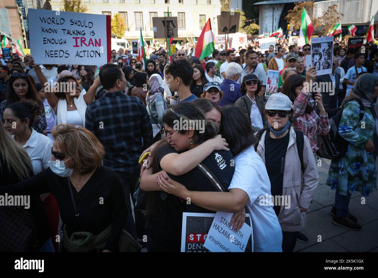 Les jeunes femmes se embrassent lors d'un rassemblement des femmes iraniennes pour la liberté, samedi à Vancouver, 8 octobre 2022. Des milliers de personnes se sont rassemblées pour un rassemblement avant de marcher dans le centre-ville de Vancouver pour appeler l'Iran à mettre fin aux lois exigeant que les femmes portent des hijabs en public et à abolir l'utilisation de la peine capitale par le pays. LA PRESSE CANADIENNE/Darryl Dyck Banque D'Images
