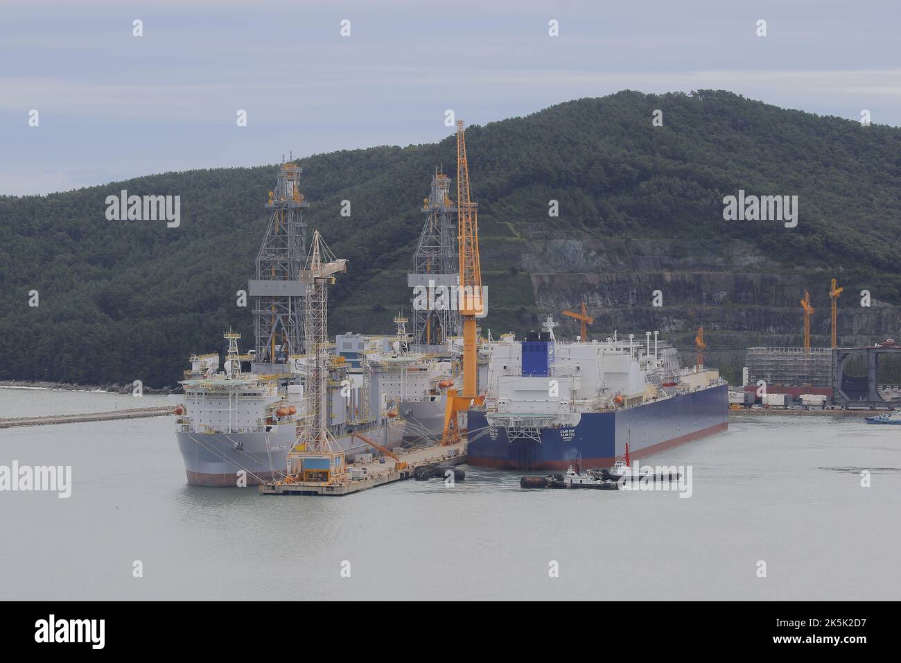 6 sept 2022-Geoje, Corée du Sud-Tugboats travaillent après le super typhon hinnamnor frappé à la DGME à Geoje, Corée du Sud. Huit autres personnes ont été portées disparues dans des parkings souterrains submergés de la ville de Pohang, dans le sud-est du pays, ont déclaré les responsables mardi, portant le nombre de victimes du typhon Hinnamnor à deux et 10 personnes disparues. Banque D'Images