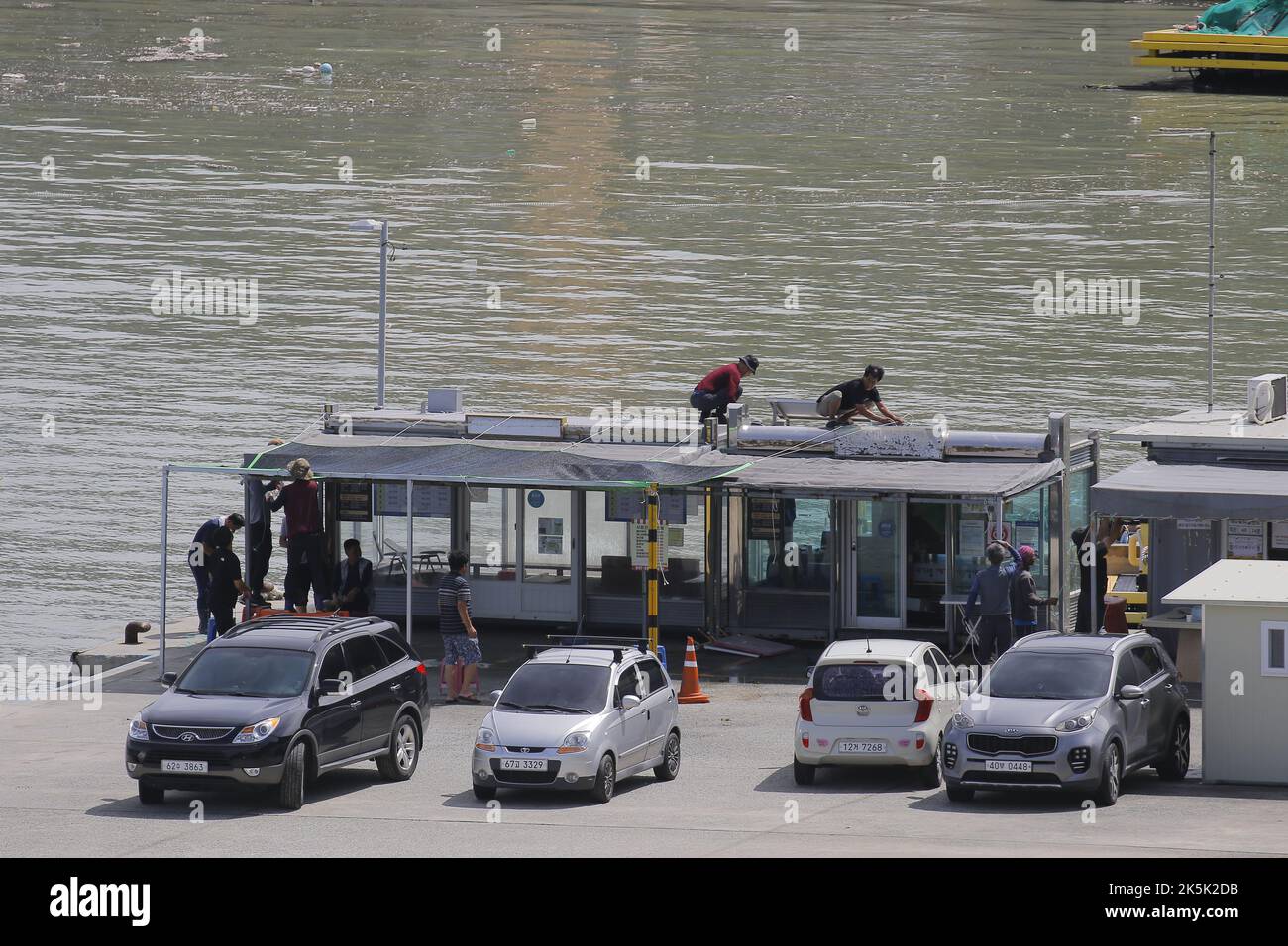 6 sept 2022-Geoje, Corée du Sud-bureau de récupération des travailleurs et salle d'attente au quai Oi po-RI à Geoje, Corée du Sud. Huit autres personnes ont été portées disparues dans des parkings souterrains submergés de la ville de Pohang, dans le sud-est du pays, ont déclaré les responsables mardi, portant le nombre de victimes du typhon Hinnamnor à deux et 10 personnes disparues. Banque D'Images