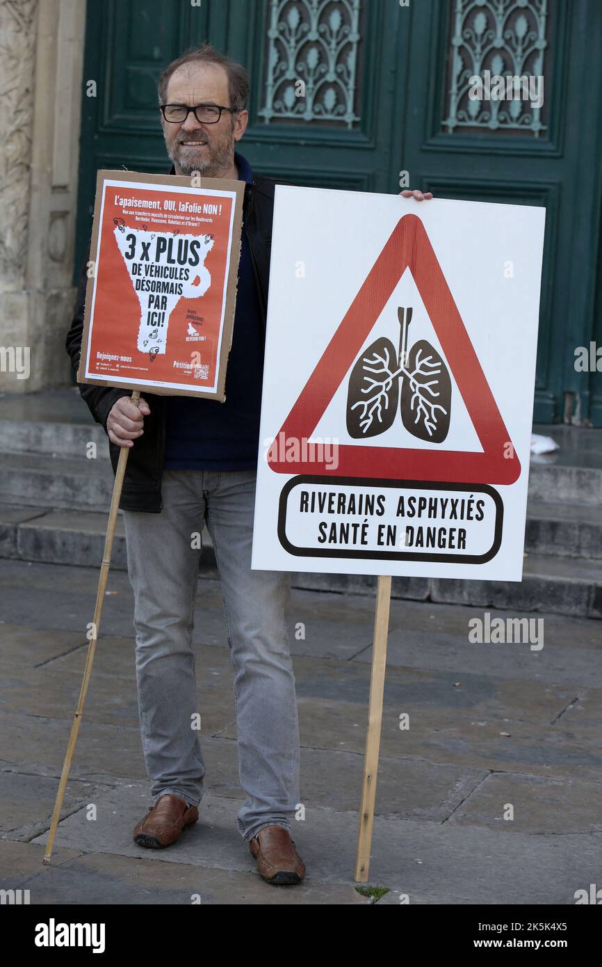 Les habitants manifestent contre la pollution de l'air, les embouteillages et le bruit à la place de la comédie sur 8 octobre 2022 à Montpellier, dans le sud de la France. Photo de Patrick Aventurier/ABACAPRESS.COM Banque D'Images