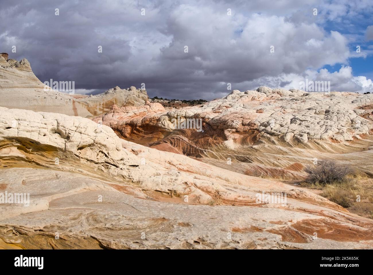 Formations de sable multicolore à la poche blanche. Il ressemble à sur Mars. Banque D'Images