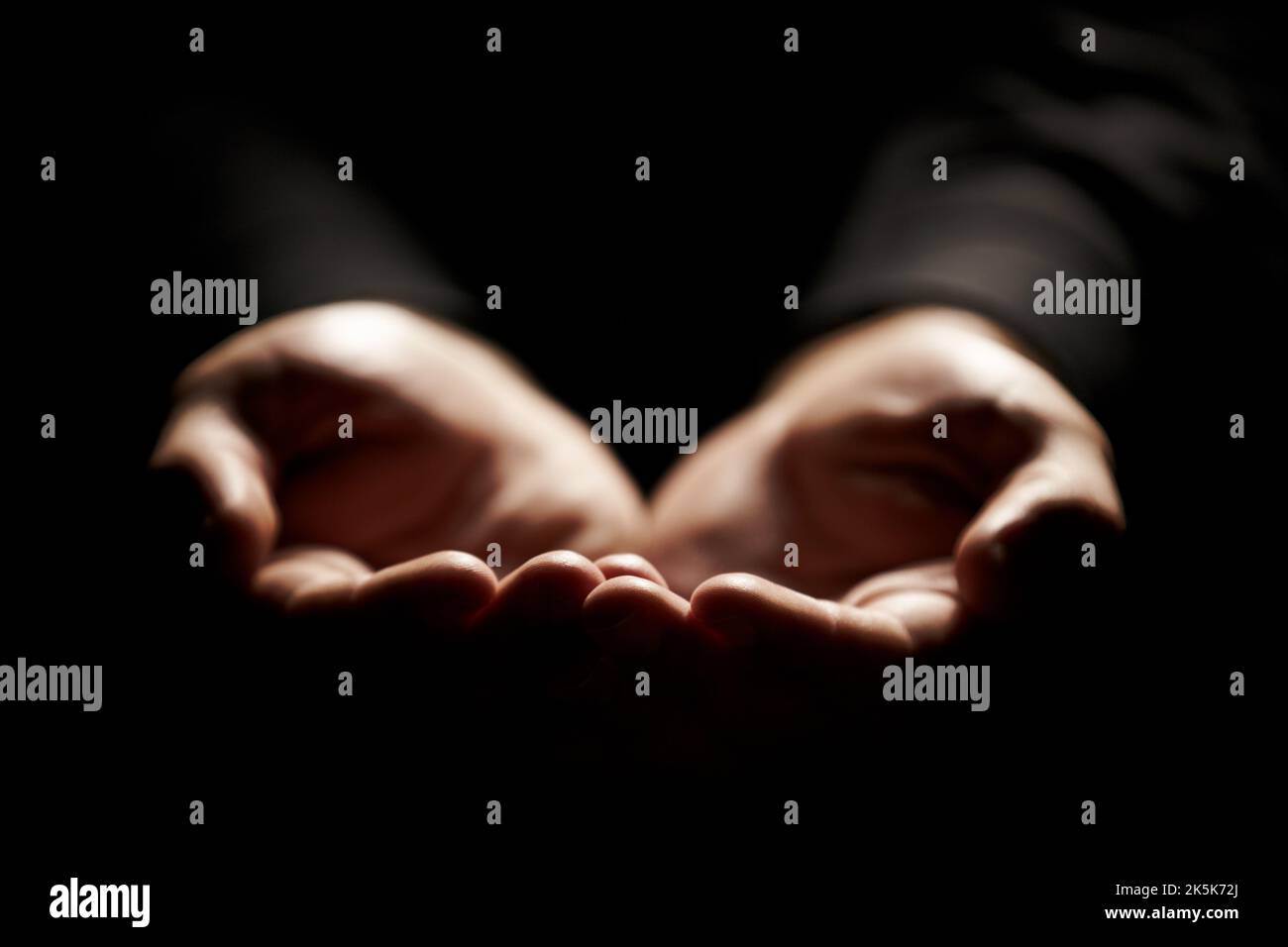 Prêt à recevoir. Mains tenues ouvertes pour montrer la réceptivité à Dieu. Banque D'Images