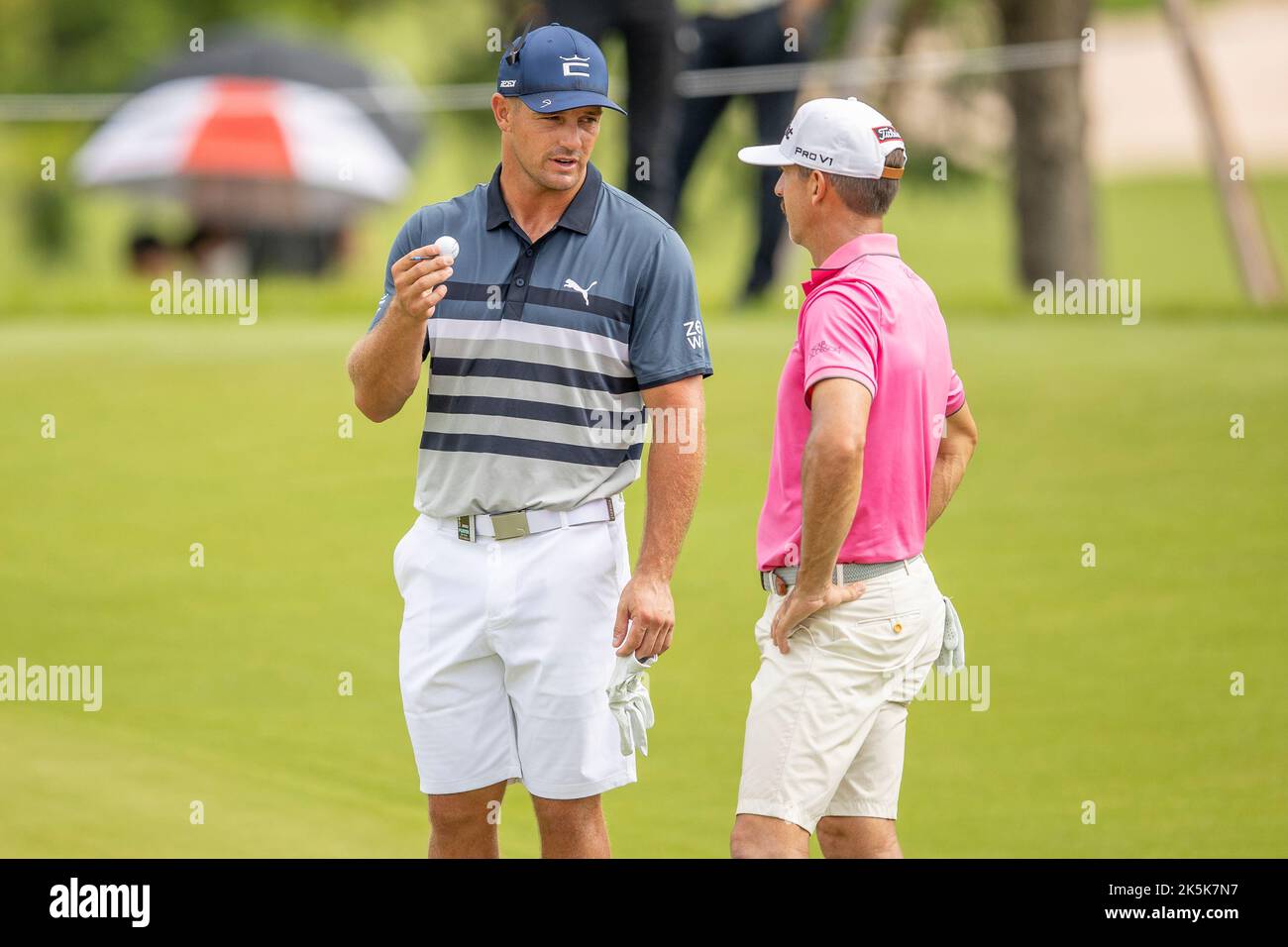 BANGKOK, THAÏLANDE - 9 OCTOBRE : Bryson DeChambeau des États-Unis d'Amérique et Wade Ormsby de l'Australie au trou 9 au cours de la troisième et dernière ronde au LIV GOLF INVITATIONAL BANGKOK au Stonehill Golf course on 9 octobre 2022 à Bangkok, THAÏLANDE (photo de Peter van der Klooster/Alay Live News) Banque D'Images