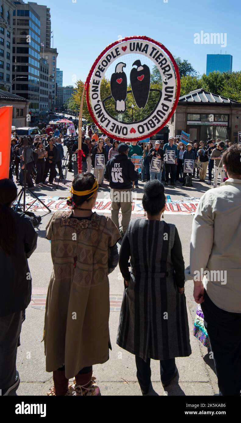 8 octobre 2022, Boston, ma, États-Unis : Journée des peuples autochtones. Samedi, plus de 100 peuples autochtones et alliés se sont rassemblés et ont défilé à Boston pour soutenir la Journée des peuples autochtones, remplaçant la fête nationale américaine de la Journée de Colomb, le lundi 2cd octobre. Banque D'Images