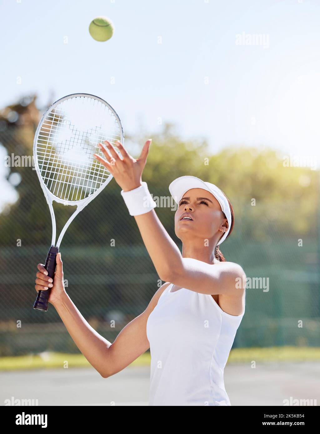 Jeu de tennis, sports de plein air et entraînement de femme avec énergie pour la compétition sportive, l'action sur le terrain en été et la motivation pour l'événement professionnel Banque D'Images