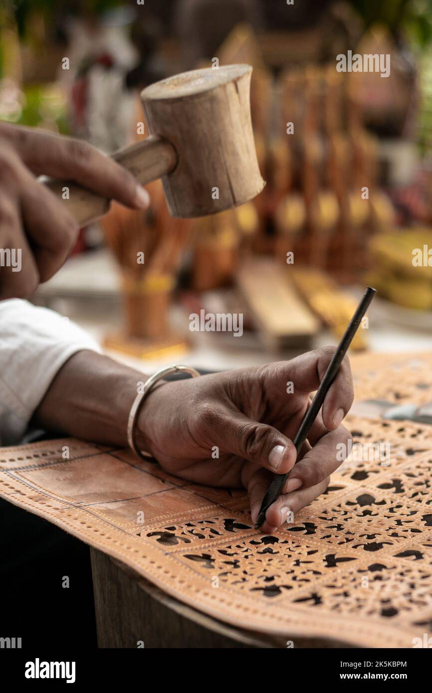 artiste artisanal qui fait de l'art traditionnel de la sculpture en cuir de buffle en indonésie Banque D'Images