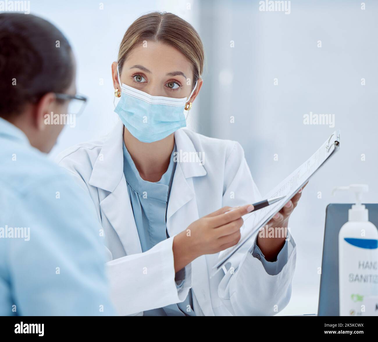 Covid, femme et médecin avec des documents de consultation, de dossiers ou d'aide aux patients à l'hôpital. Femme, médecin masque de santé et de santé, forme pour Banque D'Images