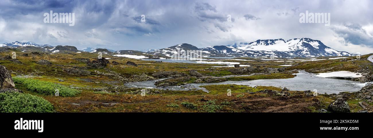 Panorama de la Sognefjellet en Norvège avec des nuages de tempête sombres Banque D'Images
