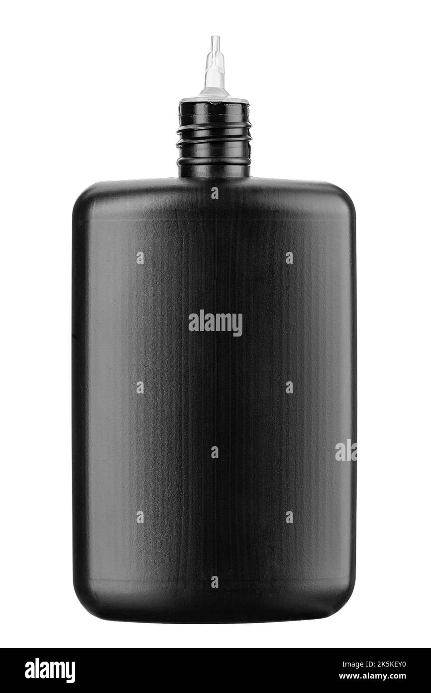 Bouteille en plastique d'huile lubrifiante universelle isolée sur fond blanc. Le fichier contient un chemin d'écrêtage. Banque D'Images