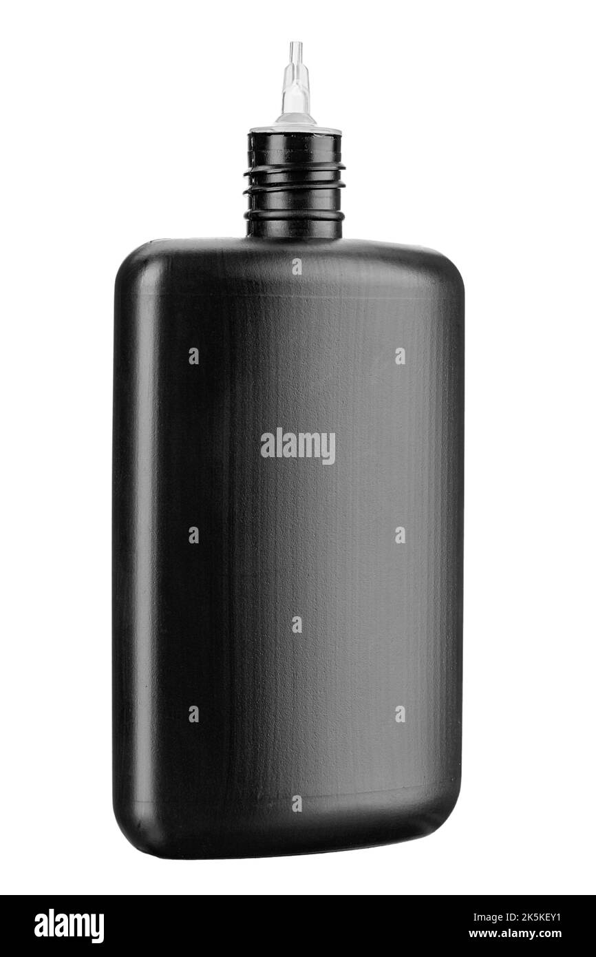 Bouteille en plastique d'huile lubrifiante universelle isolée sur fond blanc. Le fichier contient un chemin d'écrêtage. Banque D'Images