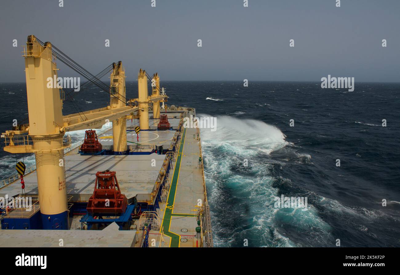 Le navire marchand transportant des marchandises en vrac est en cours de mer par temps difficile Banque D'Images