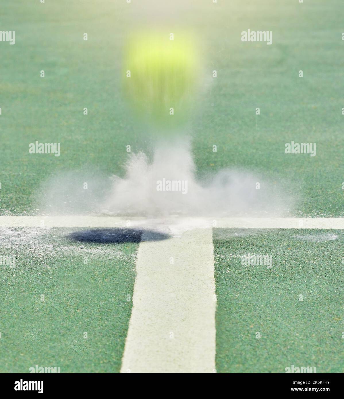 Tennis, sport et entraînement avec une balle sur un court rebondissant pendant un match pour marquer un point ou un gagnant. Sports, scores et limites avec un match Banque D'Images