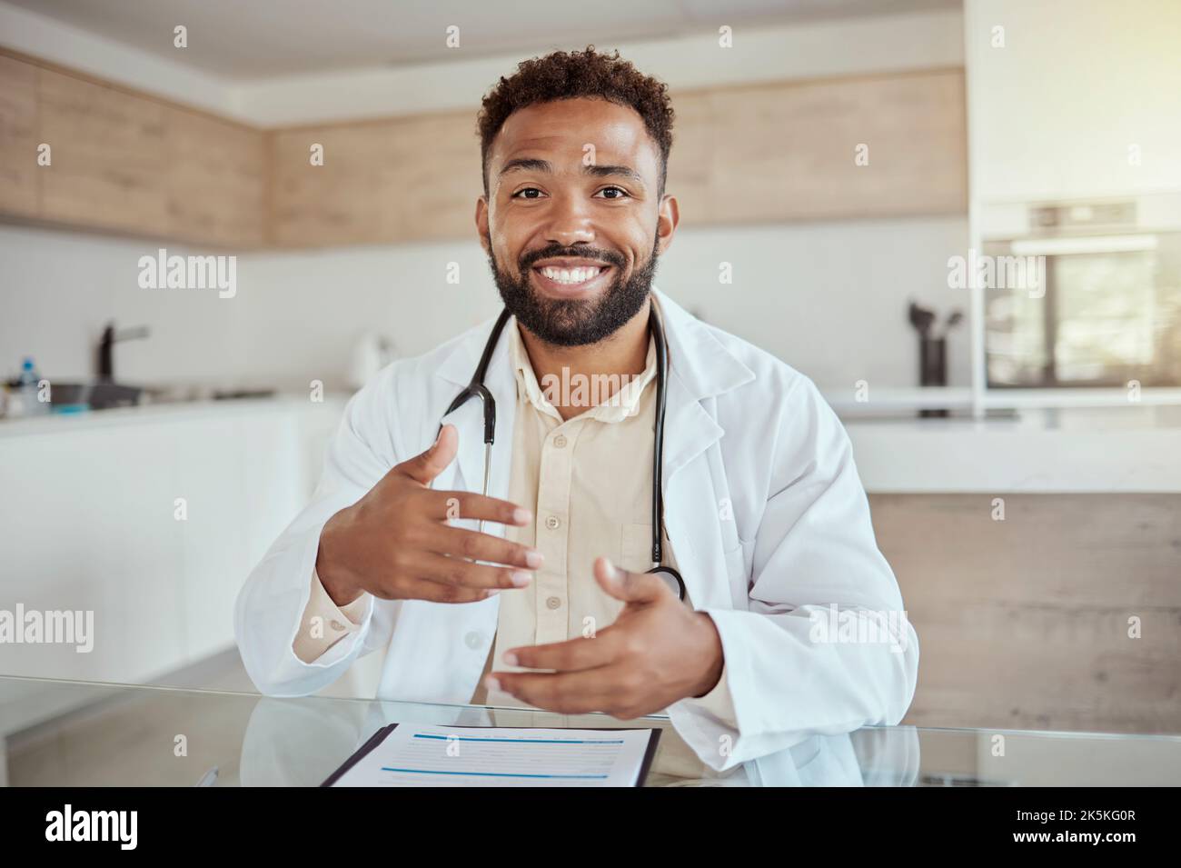 Médecin heureux sur appel vidéo, bureau à domicile dans les soins de santé en ligne et portrait de l'homme noir sourire dans la consultation numérique. Médecin sur virtuel Banque D'Images