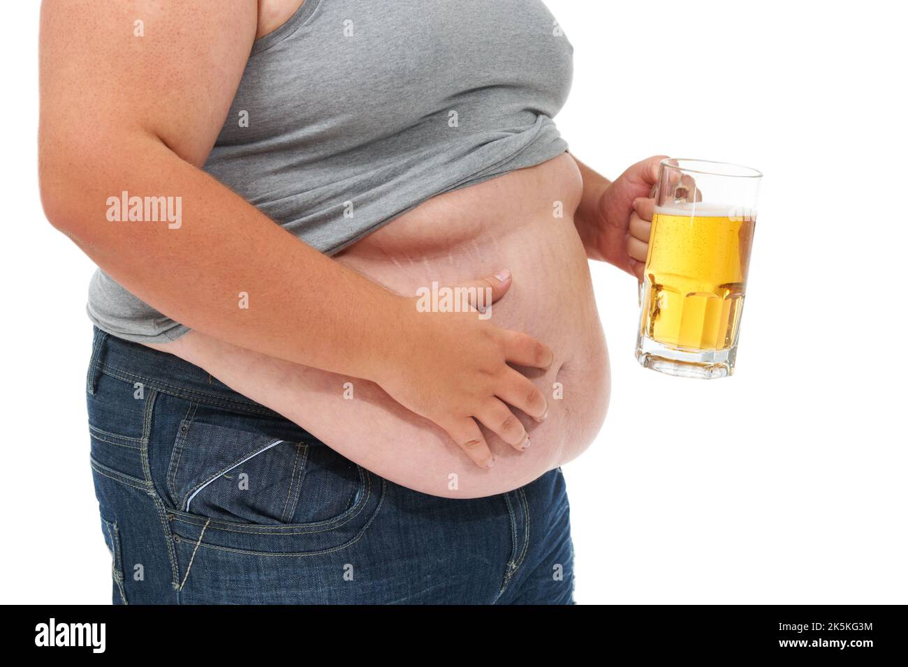 Ventre plein de bière. Coupe intermédiaire courte d'un homme obèse avec son haut tiré et tenant une bière. Banque D'Images