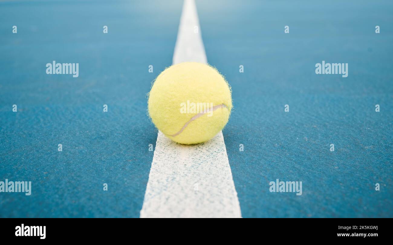 Ballon sur un court de tennis vide, maquette de sport et de compétition. Sports de raquette ou athlétisme, jeu ou match net, ligne ou exercice, loisirs ou activité Banque D'Images