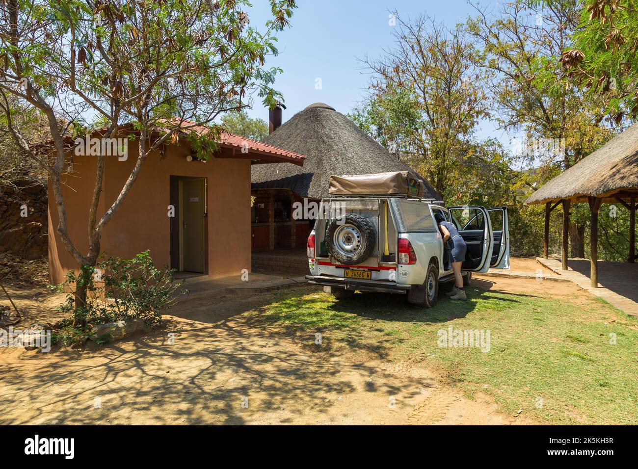 Oanob, Namibie - 28 septembre 2018 : voiture de location typique de 4x4 en Namibie équipée de matériel de camping et d'une tente sur le toit au terrain de camping. Banque D'Images Oanob, Namibie - 28 septembre 2018 : voiture de location typique de 4x4 en Namibie équipée de matériel de camping et d'une tente sur le toit au terrain de camping. Banque D'Images