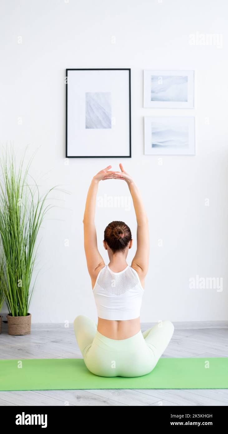 matin yoga pilates entraînement femme stretching gym Banque D'Images