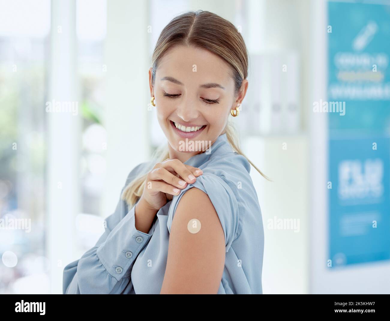 Covid, vaccin et plâtre avec une femme de santé dans un hôpital après avoir reçu une injection, un rappel ou une injection médicale. Injection, immunité et médecine Banque D'Images
