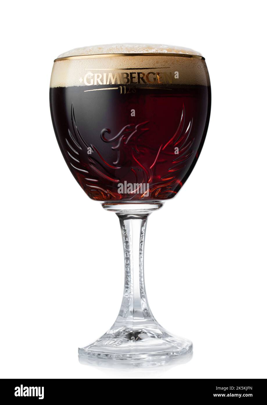 LONDRES, Royaume-Uni - 22 AOÛT 2022 : verre original de Grimbergen double ambroe sombre bière belge sur blanc. Banque D'Images