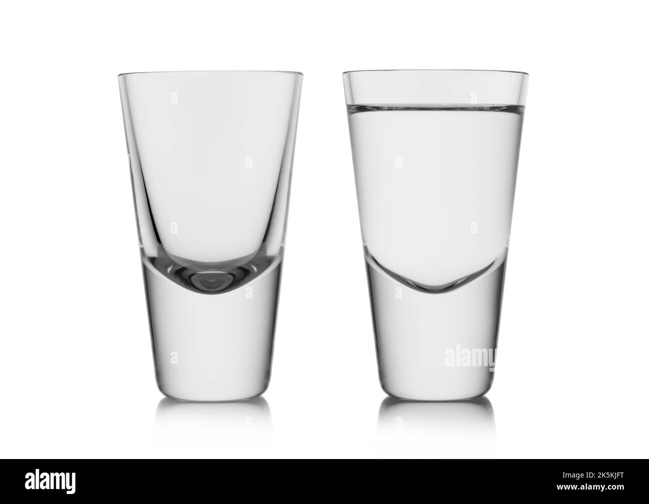 Verres à dose pleine et vide de vodka et de tequila pures et claires. Banque D'Images